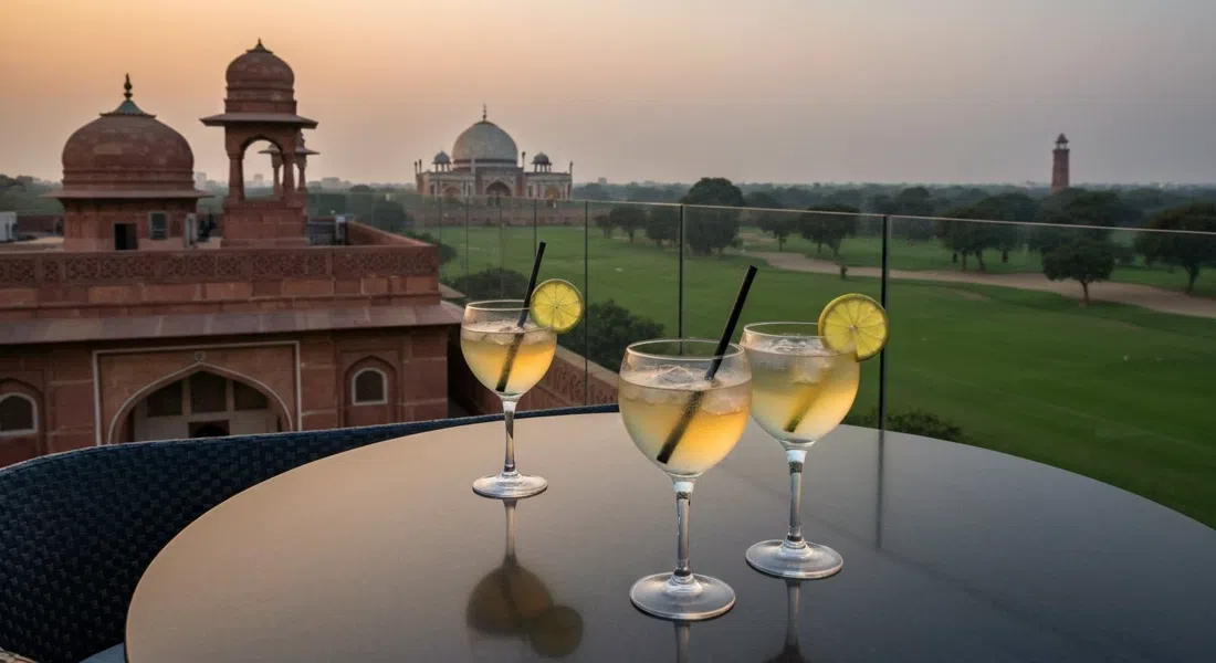 Cirrus 9 en The Oberoi al atardecer, copas de cóctel en la azotea con el campo de golf de Delhi y la lejana tumba de Humayun al fondo
